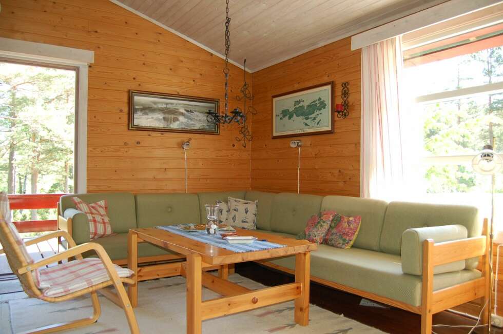 STUE FØR: Stuen var mørk med gulnet panel før oppussingen. STUE FØR: Stuen var mørk med gulnet panel før oppussingen.