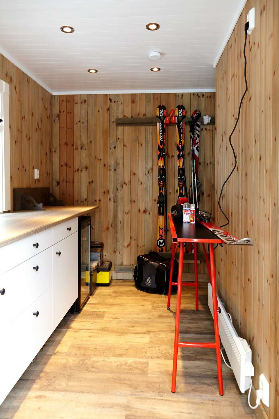 TIL SKIENE. I skiboden i annekset står alt klart til å preppe skiene. Gulvet er Alloc vintage, som er fuktbestandig. TIL SKIENE. I skiboden i annekset står alt klart til å preppe skiene. Gulvet er Alloc vintage, som er fuktbestandig.