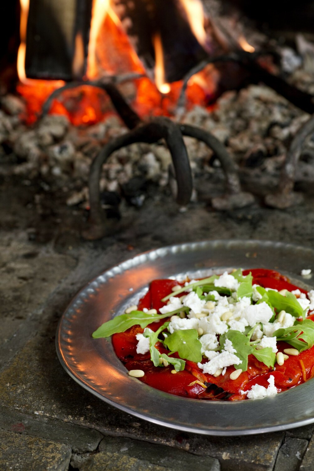 GRILLET PAPRIKA MED FETAOST: 3 røde paprika, ruccolasalat, 200 g fetaost, 100 g pinjekjerner, god olivenolje, salt og pepper. FOTO: Nadin Martinuzzi GRILLET PAPRIKA MED FETAOST: 3 røde paprika, ruccolasalat, 200 g fetaost, 100 g pinjekjerner, god olivenolje, salt og pepper. FOTO: Nadin Martinuzzi
