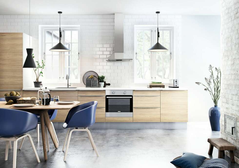 SKANDINAVISK UTTRYKK: Lyse tresorter er et velkjent kjennetegn på skandinavisk design. Denne modellen har et skandinavisk uttrykk, og både ser ut som og føles som tre. Den strukturerte overflaten i melamin ligner lys ask, og passer fint til det vannrette fibermønstret på dørene. Modellen fås også kjøpt i flatpakker.
Oslo-modellen, HTH
SKANDINAVISK UTTRYKK: Lyse tresorter er et velkjent kjennetegn på skandinavisk design. Denne modellen har et skandinavisk uttrykk, og både ser ut som og føles som tre. Den strukturerte overflaten i melamin ligner lys ask, og passer fint til det vannrette fibermønstret på dørene. Modellen fås også kjøpt i flatpakker.
Oslo-modellen, HTH