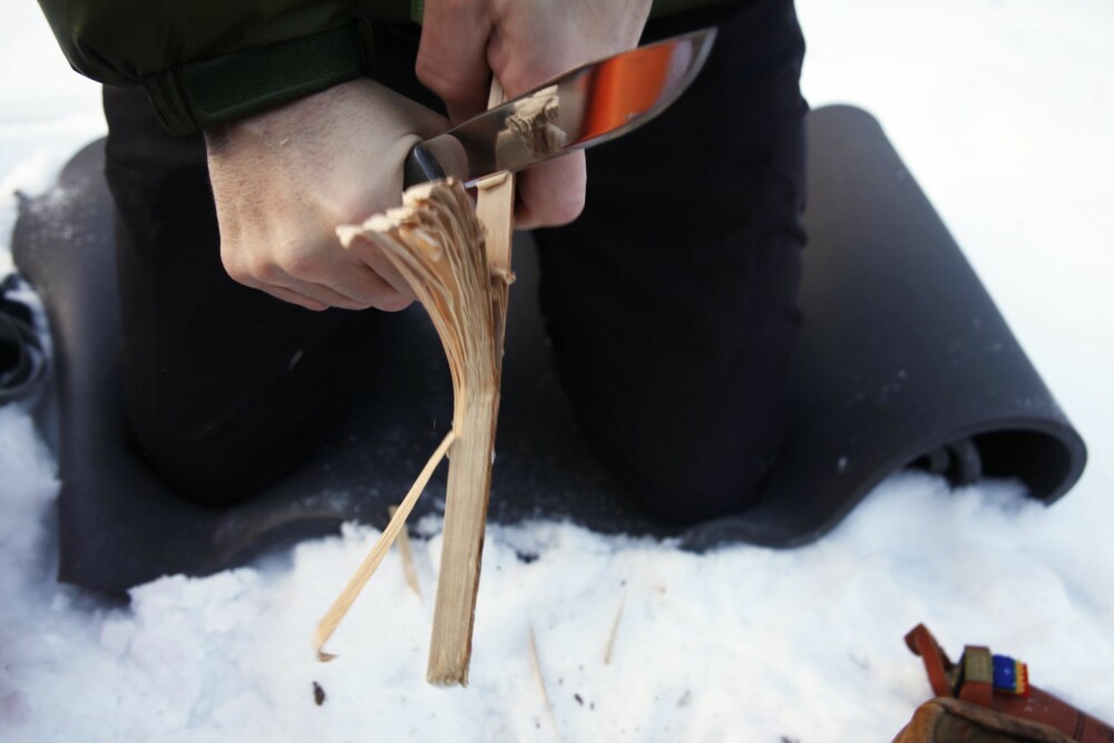 BRENSEL: Med kniven kan du skjære ned kubber til opptenningsmateriale eller skjære av bjørkenever.
BRENSEL: Med kniven kan du skjære ned kubber til opptenningsmateriale eller skjære av bjørkenever.