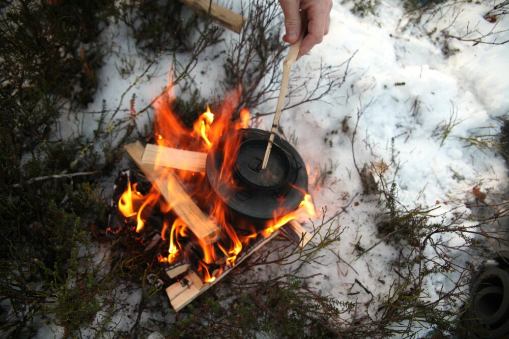 KAFFEBÅL: Et pagodebål fungerer godt til både kaffekoking og matlaging. KAFFEBÅL: Et pagodebål fungerer godt til både kaffekoking og matlaging.