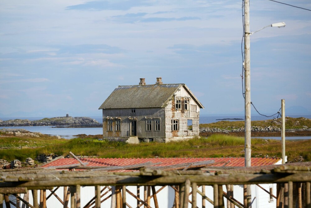 SKUMMEL: Dette er Lofotens mest fotograferte hus, visstnok. Det ligger en fem minutters spasertur fra hytta til Per Fugelli. Vi ble med på omvisning om kvelden, i sensommerens mulm og mørke. Morsomt og skummelt for store og små. SKUMMEL: Dette er Lofotens mest fotograferte hus, visstnok. Det ligger en fem minutters spasertur fra hytta til Per Fugelli. Vi ble med på omvisning om kvelden, i sensommerens mulm og mørke. Morsomt og skummelt for store og små.