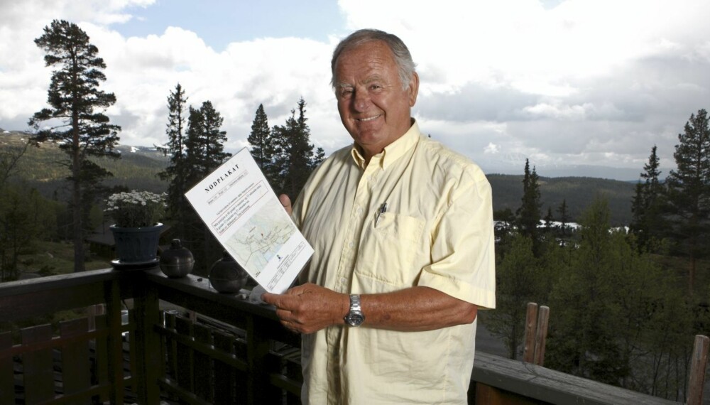 NØDPLAKAT: Hytteeier Ulf Brænne (68) sier til bladet Hytteliv at han var glad han hadde laget en nødplakat da en av familiens gjester ble syk på hytta. NØDPLAKAT: Hytteeier Ulf Brænne (68) sier til bladet Hytteliv at han var glad han hadde laget en nødplakat da en av familiens gjester ble syk på hytta.