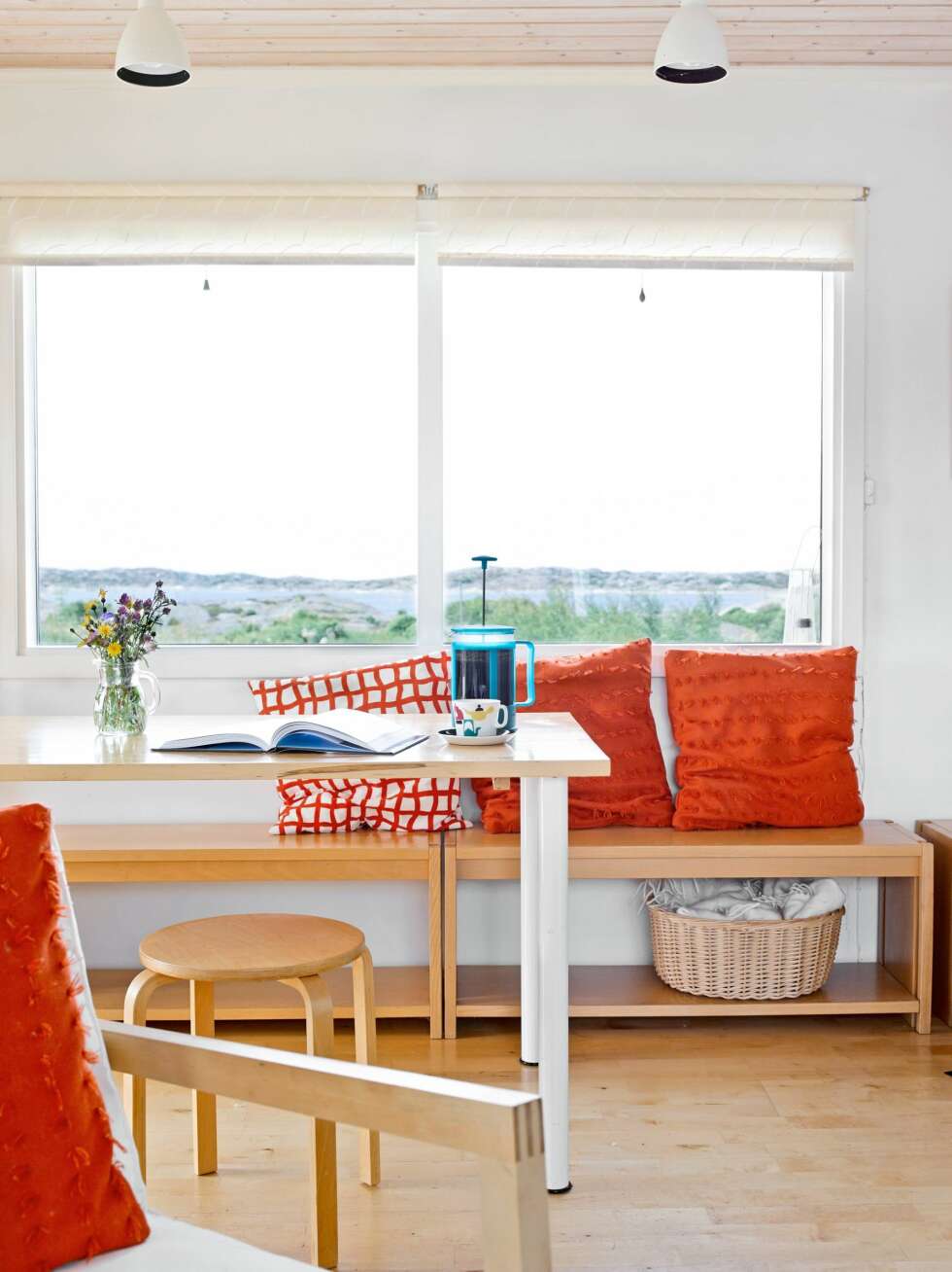 SITTEPLASSER OG OPPBEVARING:
Benkene gir mange
sitteplasser, og oppbevaring i tillegg. Ekstra smart for lange, smale rom. Her forstyrrer ingen stolrygger utsikten. SITTEPLASSER OG OPPBEVARING:
Benkene gir mange
sitteplasser, og oppbevaring i tillegg. Ekstra smart for lange, smale rom. Her forstyrrer ingen stolrygger utsikten.