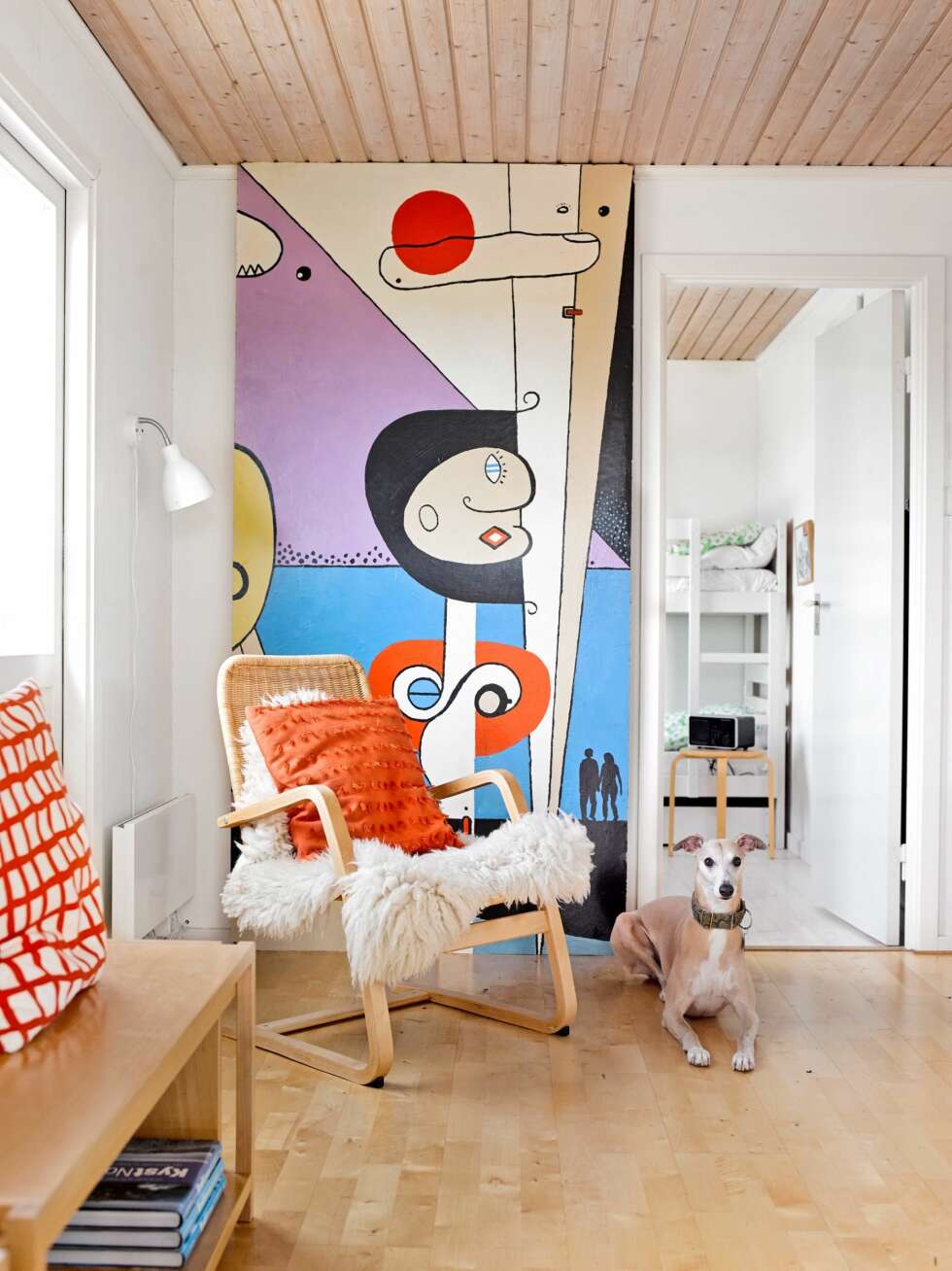 INSPIRERT AV PICASSO: To store utsmykningsmalerier med figurer
i kroppsstørrelse gir allrommet karakter. Morten laget maleriene i 1981 til et annet rom, inspirert av arkitekten le Corbusiers og Picassos malerier. INSPIRERT AV PICASSO: To store utsmykningsmalerier med figurer
i kroppsstørrelse gir allrommet karakter. Morten laget maleriene i 1981 til et annet rom, inspirert av arkitekten le Corbusiers og Picassos malerier.