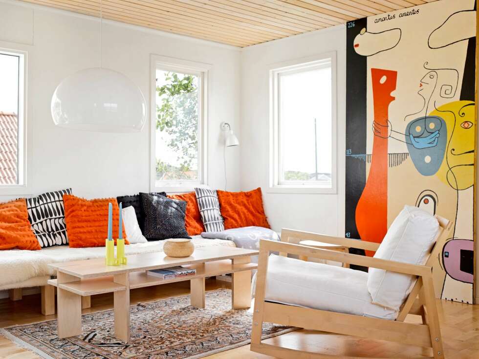 SKREDDERSYDD SOFA:
Stuen var i utgangspunktet for smal til å romme både sofa og spisebord. Løsningen ble en skreddersydd, langstrakt sofabenk, som gir både sitteplasser og oppbevaring. SKREDDERSYDD SOFA:
Stuen var i utgangspunktet for smal til å romme både sofa og spisebord. Løsningen ble en skreddersydd, langstrakt sofabenk, som gir både sitteplasser og oppbevaring.
