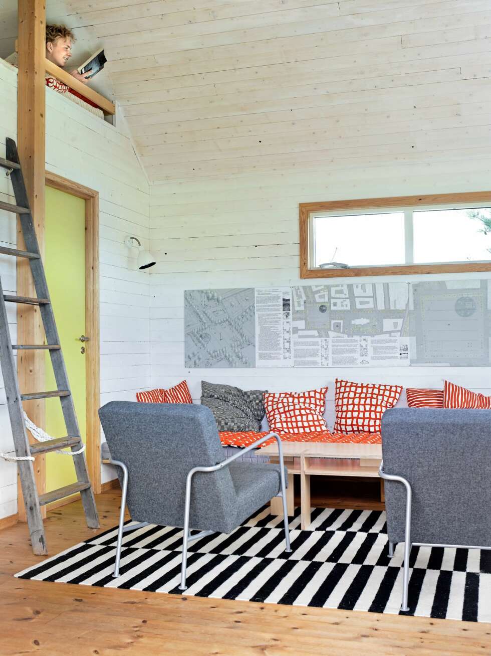 EKSTRA PLASS: Gjestehuset har to soverom og en romslig hems, pluss en sofa med plass til enda et par gjester. Stolene med ulltrekk heter PS og er fra Ikea. EKSTRA PLASS: Gjestehuset har to soverom og en romslig hems, pluss en sofa med plass til enda et par gjester. Stolene med ulltrekk heter PS og er fra Ikea.