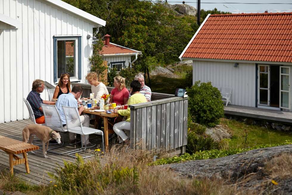 FERIELIV: Felles måltider utendørs hører sommeren på Härön til. FERIELIV: Felles måltider utendørs hører sommeren på Härön til.