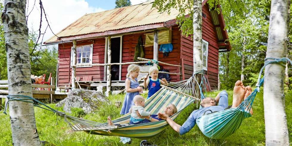 HENGER SAMMEN I SKOGEN: Hytteeierne Ingunn (30) og Gunnar (32) har en rolig stund i hengekøya sammen med minstemann Joel (på fanget), Naomi (5) og Boas (4). (FOTO: Sveinung Bråthen) HENGER SAMMEN I SKOGEN: Hytteeierne Ingunn (30) og Gunnar (32) har en rolig stund i hengekøya sammen med minstemann Joel (på fanget), Naomi (5) og Boas (4). (FOTO: Sveinung Bråthen)