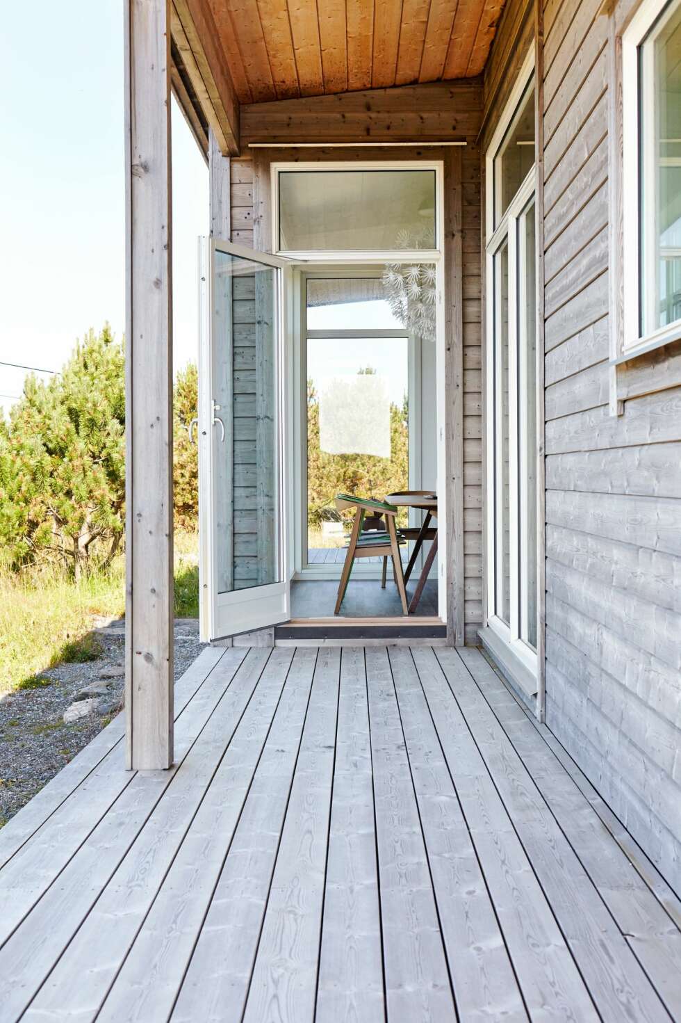 STUEN TRUKKET UT:
Stuen er trukket ut i
svalgangen, og med vindu
på hver side siles det lys inn i rommet. STUEN TRUKKET UT:
Stuen er trukket ut i
svalgangen, og med vindu
på hver side siles det lys inn i rommet.