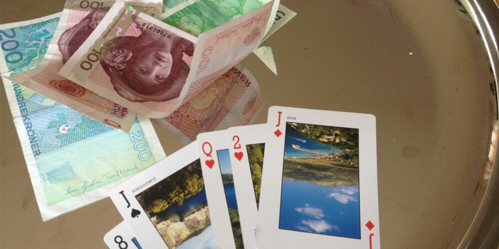 SPILLER OM PENGER: I Poker satser man og spiller om en pengesum som vinneren til slutt stikker av med. SPILLER OM PENGER: I Poker satser man og spiller om en pengesum som vinneren til slutt stikker av med.