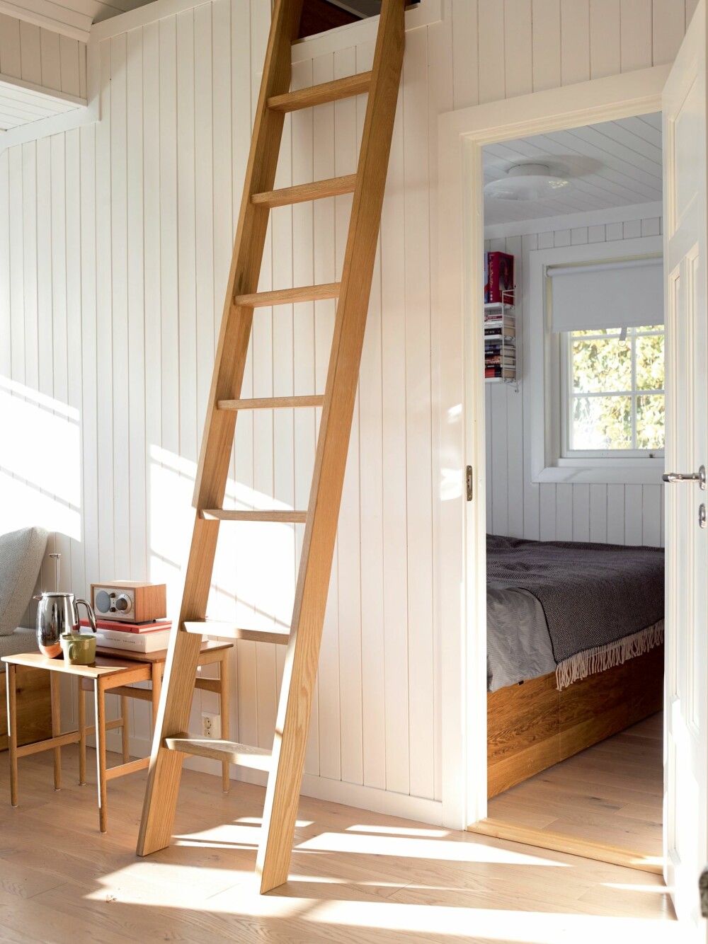 STIGER OPP: Det hender at gjester som ikke rekker siste ferge sover på hemsen, som har plass til fire. STIGER OPP: Det hender at gjester som ikke rekker siste ferge sover på hemsen, som har plass til fire.