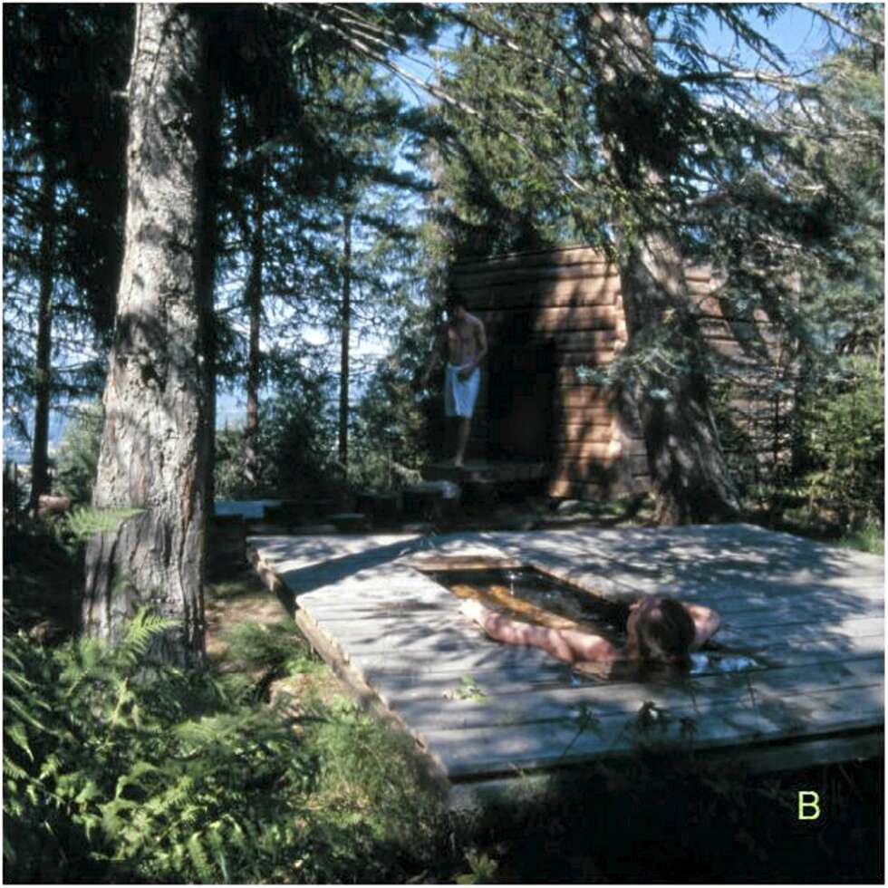 ET HARMONISK HYTTEANLEGG SOMMERSTID: De to plattformene, en for hvile og en for bading er plassert like utenfor døren på hytta. ET HARMONISK HYTTEANLEGG SOMMERSTID: De to plattformene, en for hvile og en for bading er plassert like utenfor døren på hytta.