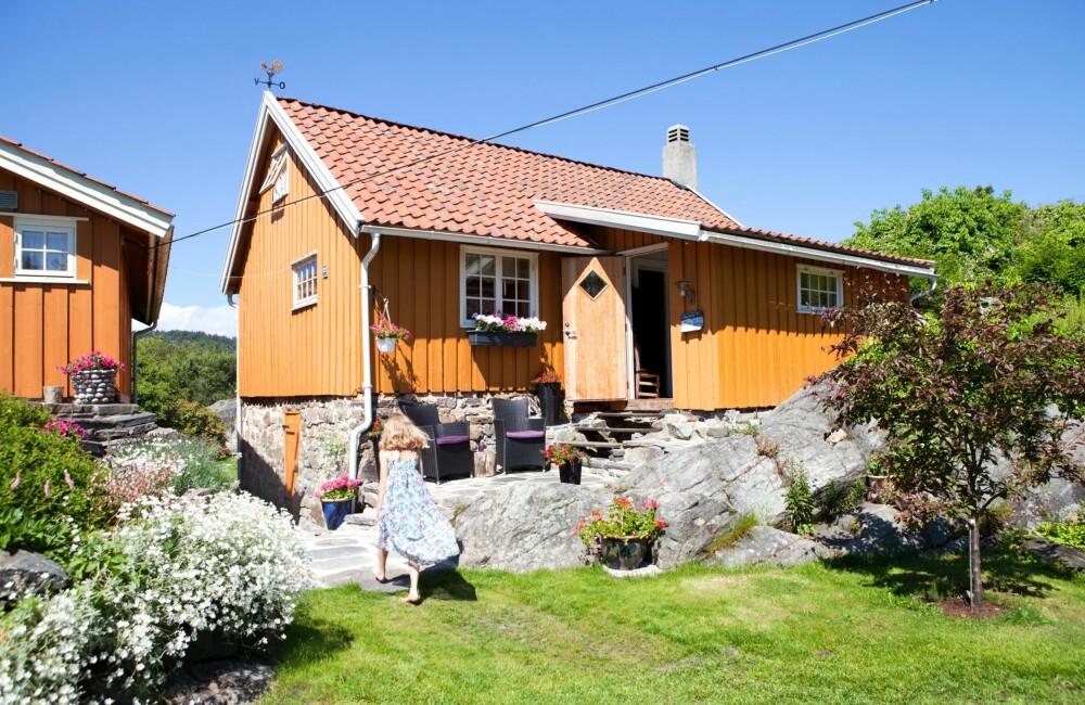 TO HUS TETT I TETT: Hovedhus og bryggerhus er malt i samme farge og kler hverandre. For Mathilde (8) er bestemor Rigmor og tante Jorun alltid rett i nærheten. TO HUS TETT I TETT: Hovedhus og bryggerhus er malt i samme farge og kler hverandre. For Mathilde (8) er bestemor Rigmor og tante Jorun alltid rett i nærheten.