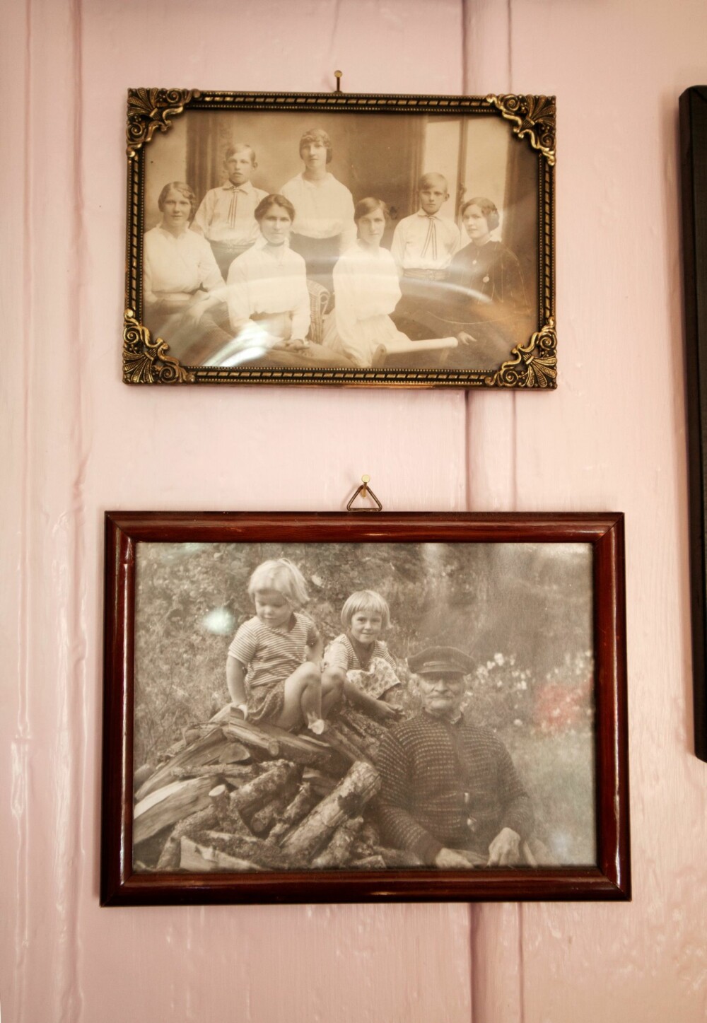 HISTORIE PÅ VEGGEN: Kanskje var det en kjærlighetshistorie mellom gårdsgutten Nils og gårdseieren Marie? Rigmor og Jorun kalte uansett Nils for bestefar.
HISTORIE PÅ VEGGEN: Kanskje var det en kjærlighetshistorie mellom gårdsgutten Nils og gårdseieren Marie? Rigmor og Jorun kalte uansett Nils for bestefar.