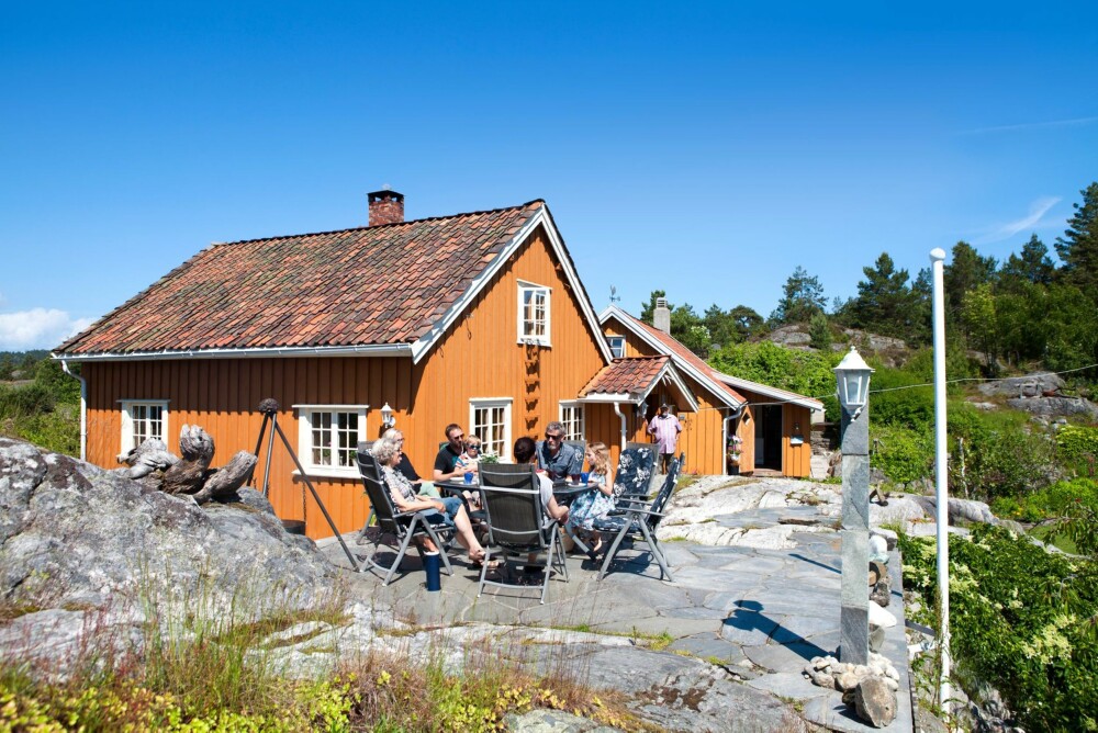 FERIE: Hele storfamilien er samlet på uteplassen, som består av steinheller lagt som en naturlig del av berget rundt. FERIE: Hele storfamilien er samlet på uteplassen, som består av steinheller lagt som en naturlig del av berget rundt.