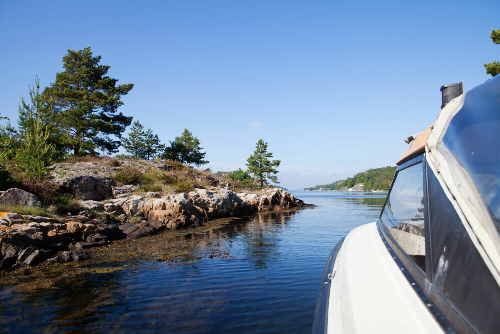 SJØVEIEN: I dag kjøres det motorbåt til og fra Kragerø, men da Jorun og Rigmors oldefar Christen Falk kom hit på midten av 1800-tallet med de fire døtrene sine, hadde han kun en robåt. Han var los og døtrene stelte hagen, rodde inn til Kragerø og solgte hvalnøtter, nyper, frukt og bær. SJØVEIEN: I dag kjøres det motorbåt til og fra Kragerø, men da Jorun og Rigmors oldefar Christen Falk kom hit på midten av 1800-tallet med de fire døtrene sine, hadde han kun en robåt. Han var los og døtrene stelte hagen, rodde inn til Kragerø og solgte hvalnøtter, nyper, frukt og bær.