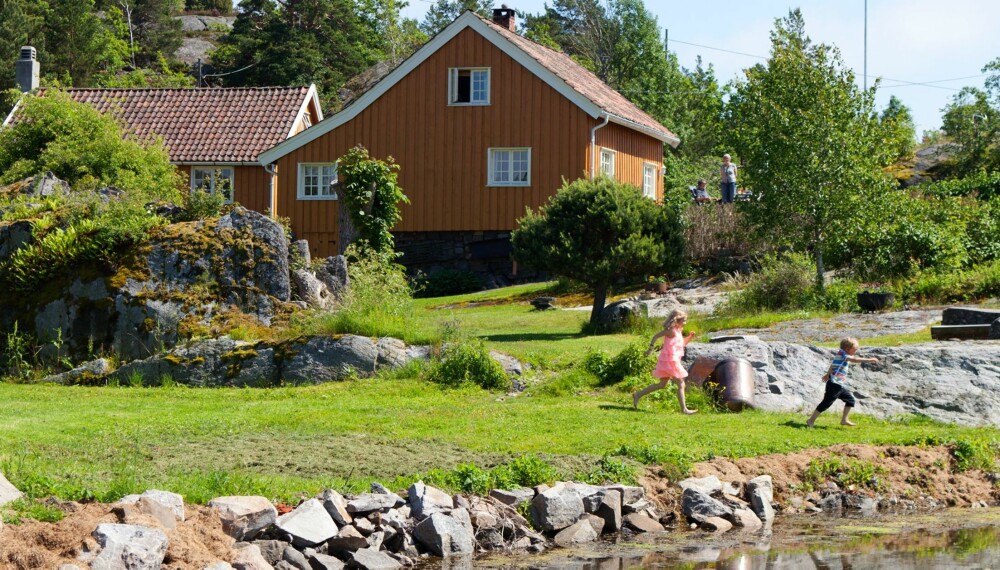 UNNA VEI: Plenen foran hyttene har fått tilnavnet Bratten. Her er det godt å løpe for Sebastian og Mathilde.
UNNA VEI: Plenen foran hyttene har fått tilnavnet Bratten. Her er det godt å løpe for Sebastian og Mathilde.