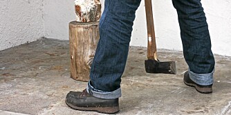 Sikerhet: Med spredte bein unngår du at øksa treffer leggen. Sikerhet: Med spredte bein unngår du at øksa treffer leggen.
