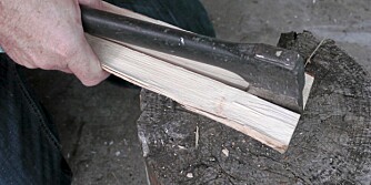 Småved: Legg småbitene flatt når du splitter. Småved: Legg småbitene flatt når du splitter.
