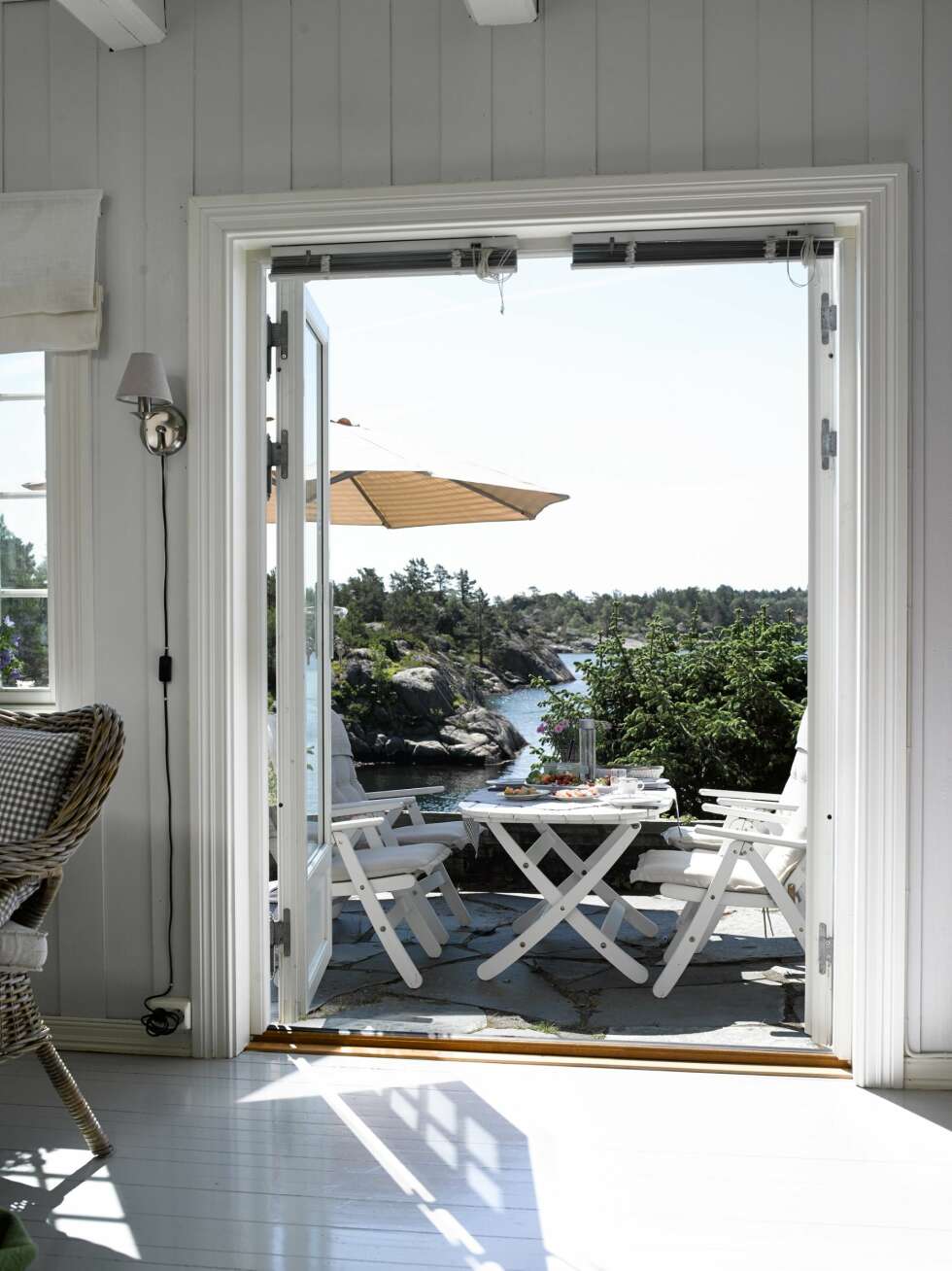 RETT UT: Verandaen utenfor soverommet vender mot øst. Her starter hytteeierne dagen med frokost. Ofte fortsetter de på samme sted med lunsj. Da er det svalt der, med en kjærkommen skygge på sommervarme dager. RETT UT: Verandaen utenfor soverommet vender mot øst. Her starter hytteeierne dagen med frokost. Ofte fortsetter de på samme sted med lunsj. Da er det svalt der, med en kjærkommen skygge på sommervarme dager.