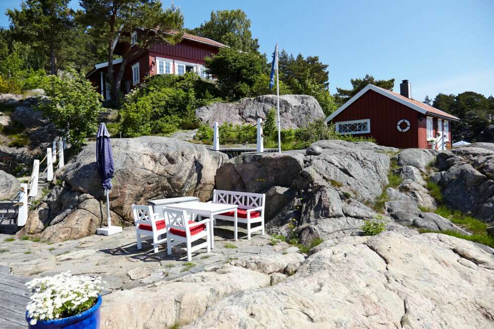 SVABERGSIDYLL: Uteplassene er lett nedsenket i terrenget, mellom hellingen fra svabergene. De flateste stedene er godt utnyttet til samlingssteder helt nede i vannkanten. SVABERGSIDYLL: Uteplassene er lett nedsenket i terrenget, mellom hellingen fra svabergene. De flateste stedene er godt utnyttet til samlingssteder helt nede i vannkanten.