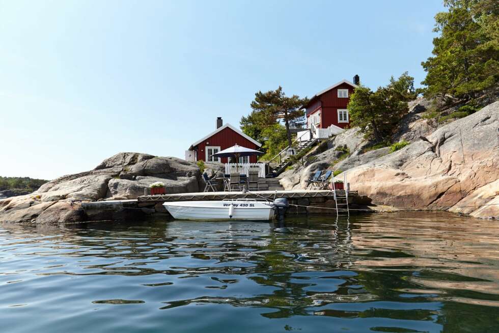I SJØKANTEN: Gjestehytta ligger helt nede ved sjøen. Hovedhytta, som opprinnelig var et stabbur, ligger høyere opp, omkranset av en frodig hage. I SJØKANTEN: Gjestehytta ligger helt nede ved sjøen. Hovedhytta, som opprinnelig var et stabbur, ligger høyere opp, omkranset av en frodig hage.