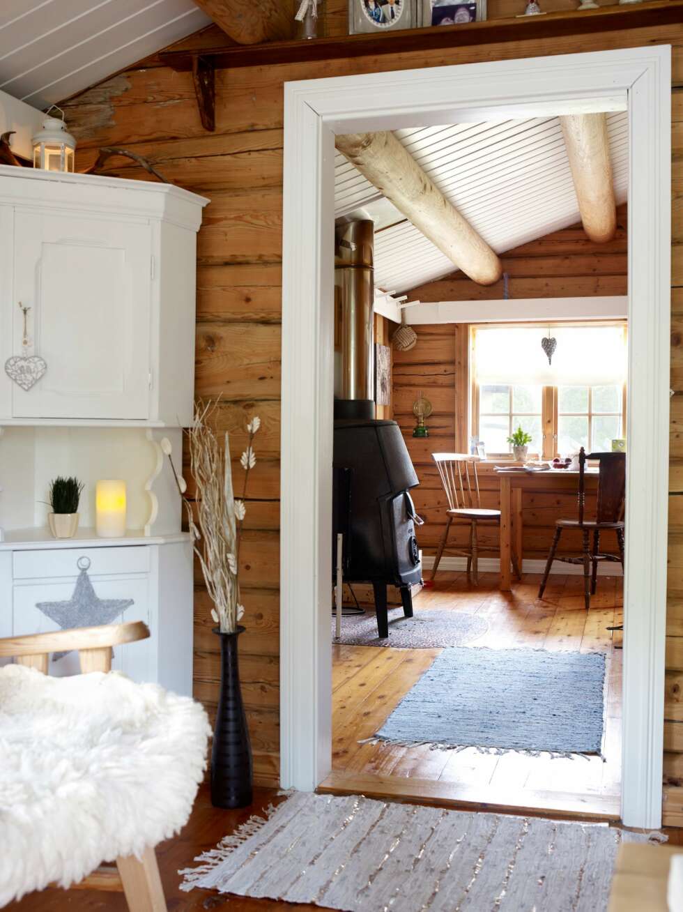 FRA DET GAMLE: Stuen og kjøkkenet var første etasje i det gamle tømmerhuset. Hjørneskapet fulgte med hytta. FRA DET GAMLE: Stuen og kjøkkenet var første etasje i det gamle tømmerhuset. Hjørneskapet fulgte med hytta.