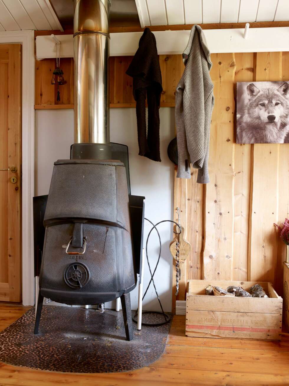 MÅ SJEKKES: Før peisen fyres opp, må den sjekkes grundig, for i pipa er det tidvis et yrende fugleliv. Mose fra forsøk på redebygging raste ned i peisen, en ny pipehette er løsningen. MÅ SJEKKES: Før peisen fyres opp, må den sjekkes grundig, for i pipa er det tidvis et yrende fugleliv. Mose fra forsøk på redebygging raste ned i peisen, en ny pipehette er løsningen.