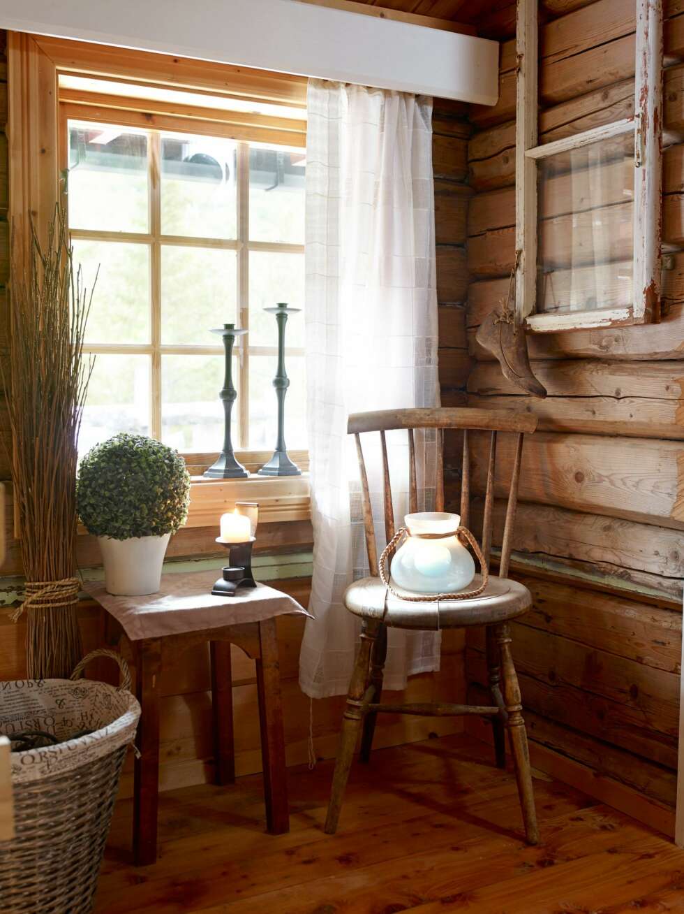 NOSTALGISK SJARM: Gangen mellom kjøkken og soverom var før andre etasje i det gamle trehuset. Skomakerredskapet har Torben arvet etter faren sin. Vinduet etter Veronicas besteforeldre fungerer fint som bilde. NOSTALGISK SJARM: Gangen mellom kjøkken og soverom var før andre etasje i det gamle trehuset. Skomakerredskapet har Torben arvet etter faren sin. Vinduet etter Veronicas besteforeldre fungerer fint som bilde.