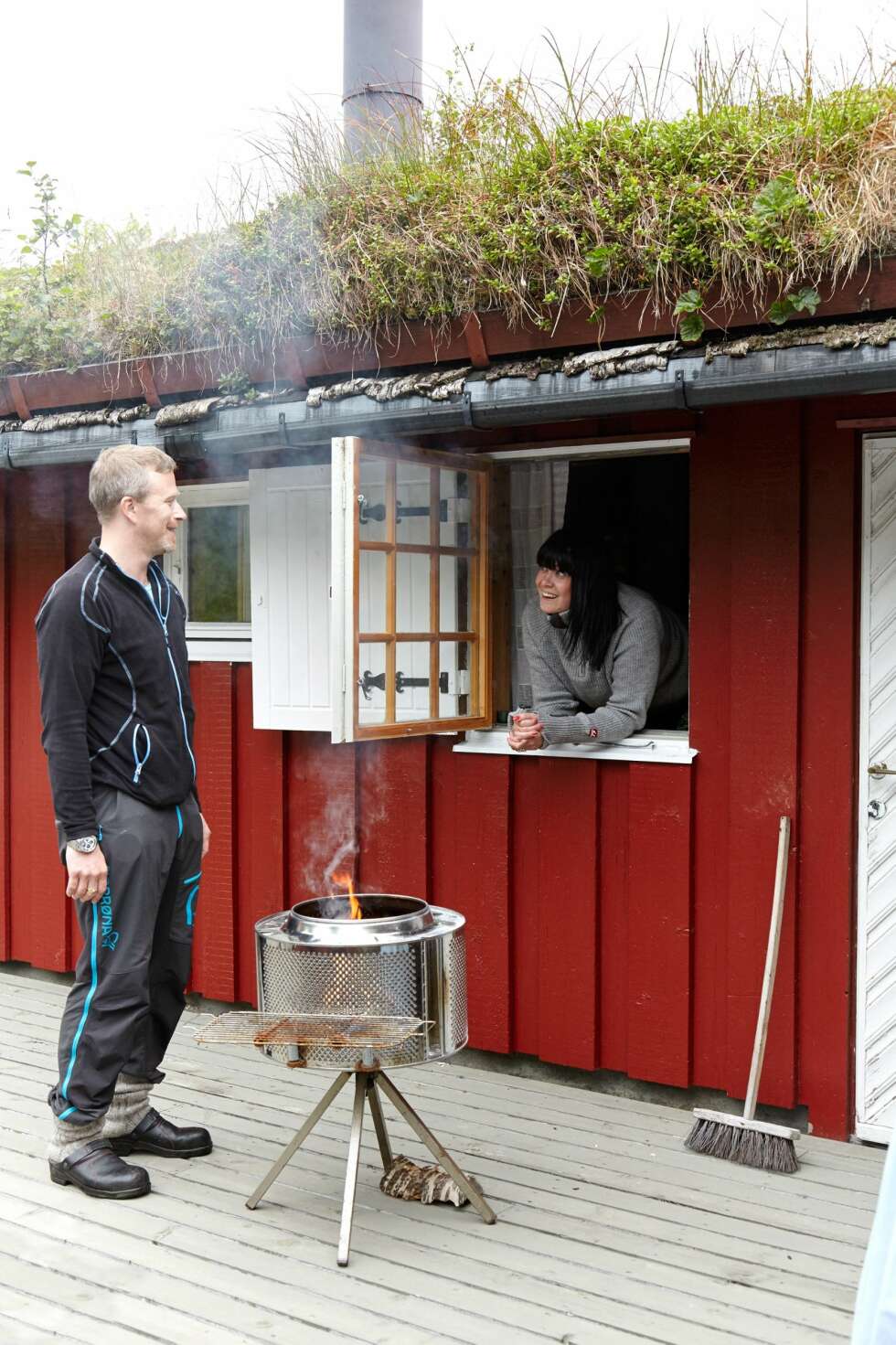 GJENBRUK: Bordkledningen er laget av russertømmer, som den tidligere eieren kjøpte da en russisk båt mistet mye av trelasten sin. Grillen er innmaten til en gammel vaskemaskin, designet og sveiset til av en venn av paret. Bena og risten er sveiset på. Hvis bålet får for lite luft, er det bare å dreie litt på trommelen. GJENBRUK: Bordkledningen er laget av russertømmer, som den tidligere eieren kjøpte da en russisk båt mistet mye av trelasten sin. Grillen er innmaten til en gammel vaskemaskin, designet og sveiset til av en venn av paret. Bena og risten er sveiset på. Hvis bålet får for lite luft, er det bare å dreie litt på trommelen.