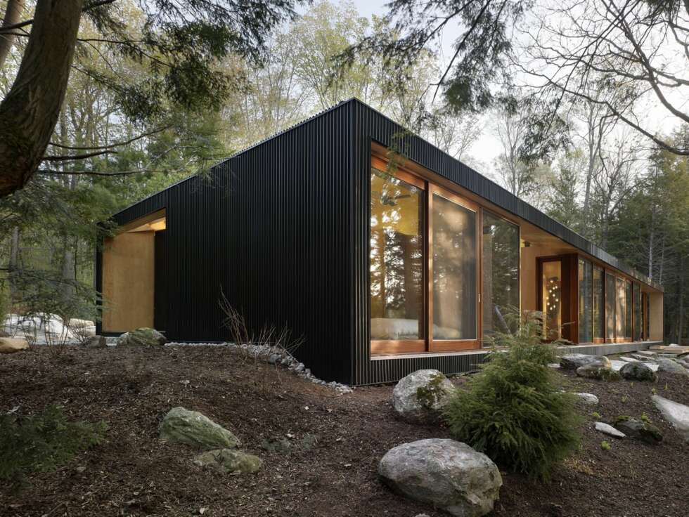 ET RØFT EKSTERIØR: Hele hytta er kledd i mørkt bølgeblikk. Ifølge arkitekten er dette kostnadseffektivt, og er blant annet inspirert av skandinavisk kystarkitektur. ET RØFT EKSTERIØR: Hele hytta er kledd i mørkt bølgeblikk. Ifølge arkitekten er dette kostnadseffektivt, og er blant annet inspirert av skandinavisk kystarkitektur.