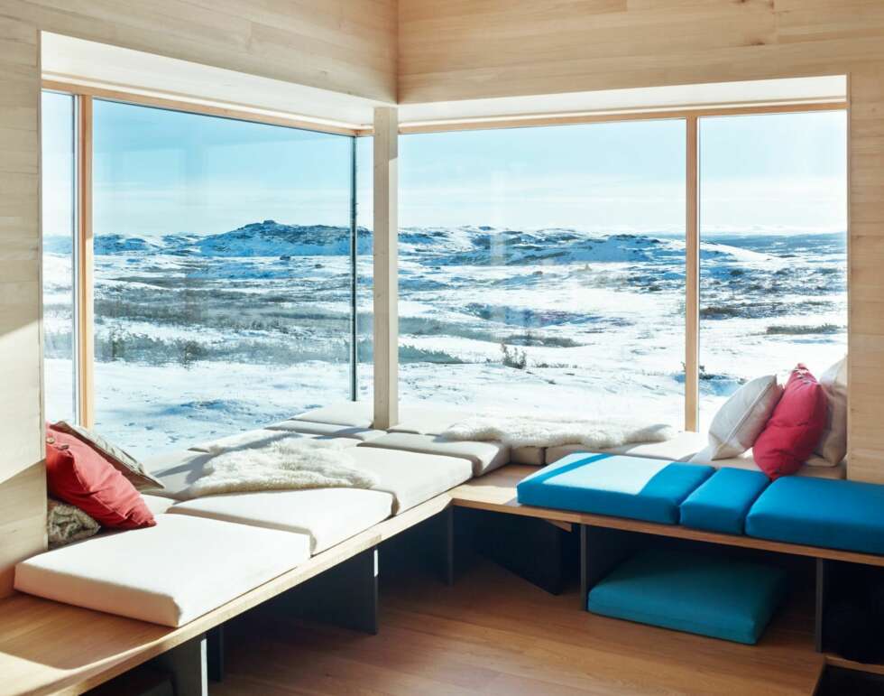 HERLIG UTSIKT: Arkitekturen på hytta ved Vesle Bergsjø spiller på lag med hyttas spektakulære beliggenhet og har ønsket å invitere naturen inn. HERLIG UTSIKT: Arkitekturen på hytta ved Vesle Bergsjø spiller på lag med hyttas spektakulære beliggenhet og har ønsket å invitere naturen inn.