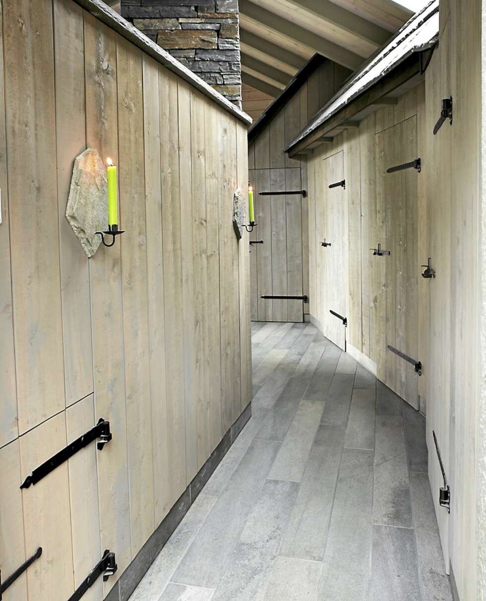 ORIGINALT: Hytta har fått en original lys gang hvor du ser steintak komme inn i stuen og gangen. Dørhåndtakene til soveromsdørene er det Runars far som har laget. ORIGINALT: Hytta har fått en original lys gang hvor du ser steintak komme inn i stuen og gangen. Dørhåndtakene til soveromsdørene er det Runars far som har laget.