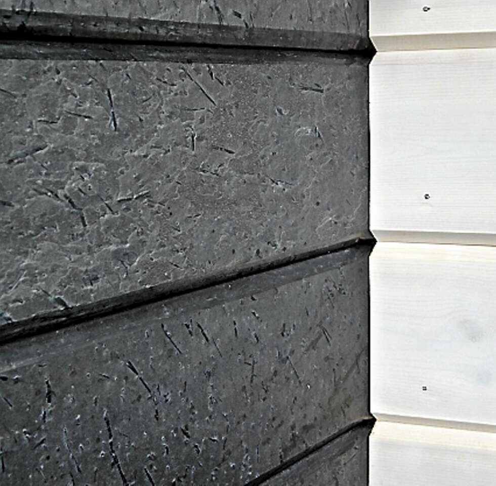 HERLIGE KONTRASTER: Veggene er satt opp med tradisjonelt lyst trepanel, men over kjøkkenbenken glir det vakkert over i børstet ottaskifer. HERLIGE KONTRASTER: Veggene er satt opp med tradisjonelt lyst trepanel, men over kjøkkenbenken glir det vakkert over i børstet ottaskifer.