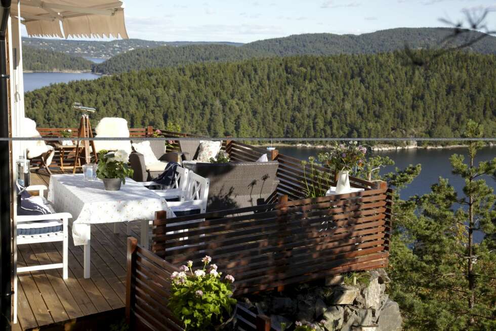 SPISEPLASS: Her nyter
Torild og Rolf lange måltider hele sommeren. De liker å sitte om kvelden og se utover havet. SPISEPLASS: Her nyter
Torild og Rolf lange måltider hele sommeren. De liker å sitte om kvelden og se utover havet.