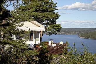 SOMMERLIV: Om sommeren er det ekstra hyggelig å nyte utsikten med alle båtene på sjøen. SOMMERLIV: Om sommeren er det ekstra hyggelig å nyte utsikten med alle båtene på sjøen.