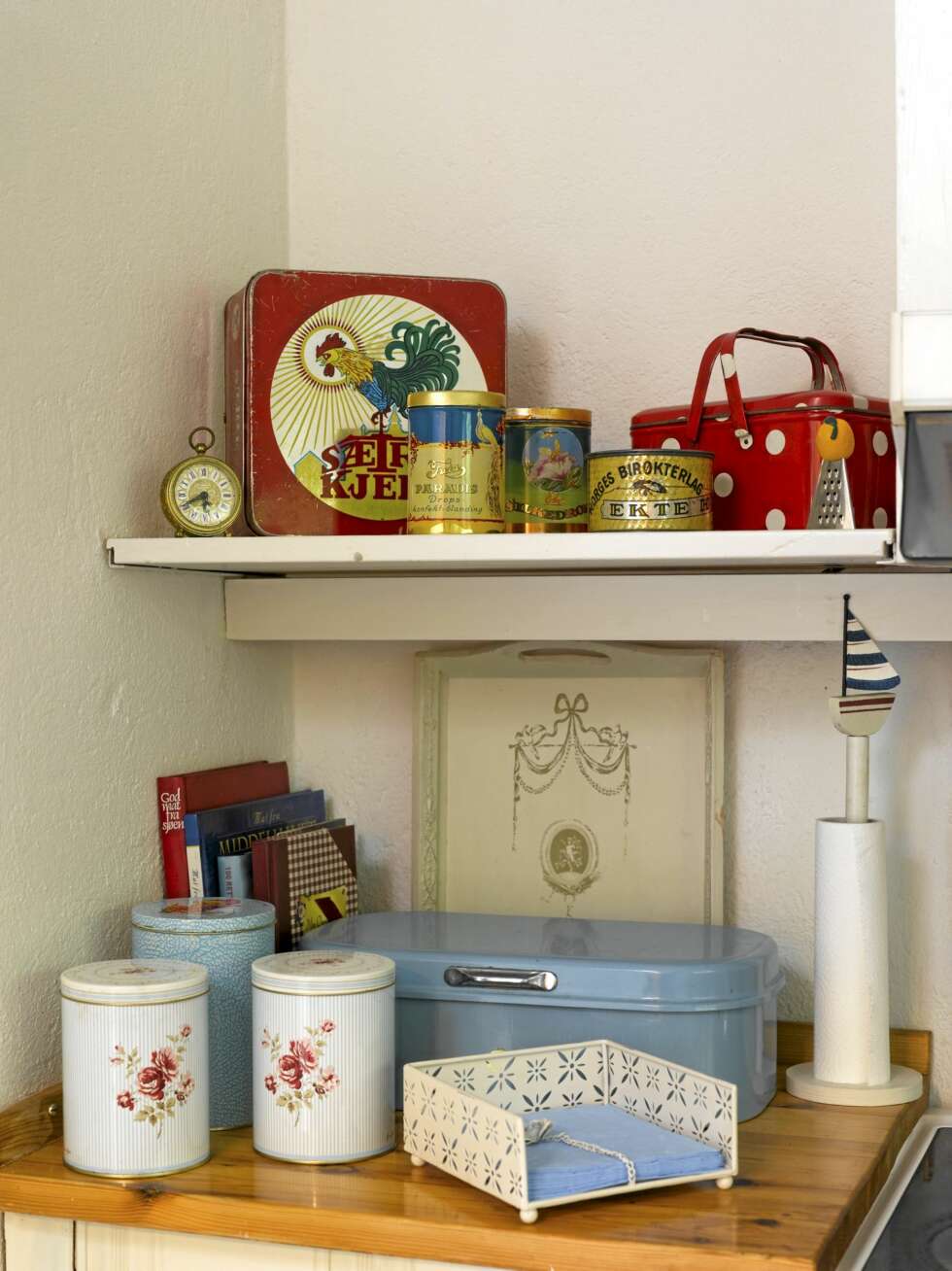 NOSTALGISKE INNSLAG: I det ene hjørnet på kjøkkenet er det en samling av nostalgiske matbokser. NOSTALGISKE INNSLAG: I det ene hjørnet på kjøkkenet er det en samling av nostalgiske matbokser.