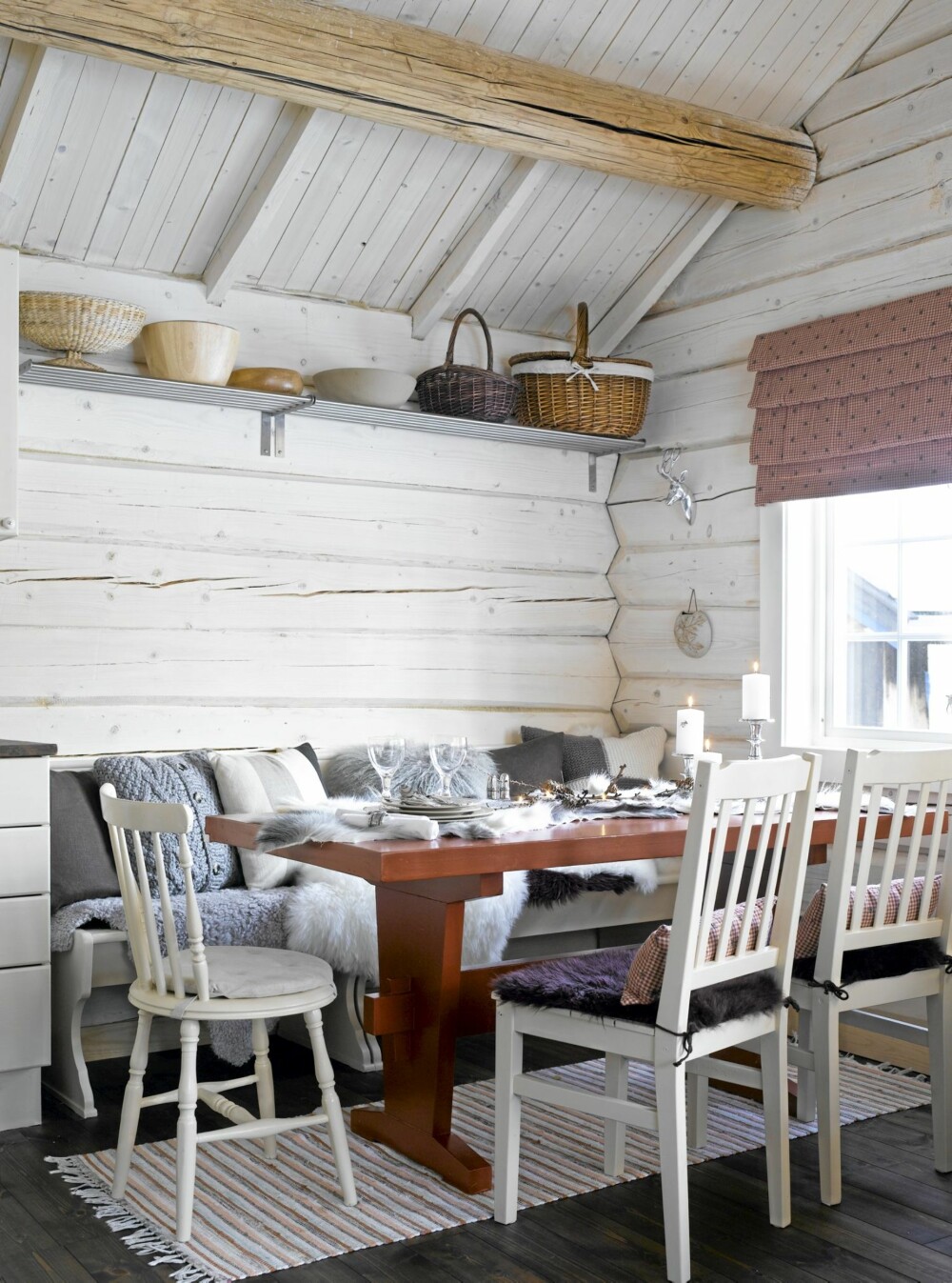 INNBYR TIL HYGGE: Bord og stoler har Anita og Jan Erik fått, mens sittebenken er kjøpt brukt. Kurvene som Anita har samlet gjennom mange år, har endelig kommet til sin rett på en hylle oppunder taket. INNBYR TIL HYGGE: Bord og stoler har Anita og Jan Erik fått, mens sittebenken er kjøpt brukt. Kurvene som Anita har samlet gjennom mange år, har endelig kommet til sin rett på en hylle oppunder taket.