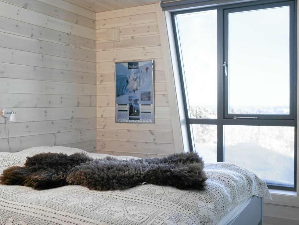 VAKKERT UTSYN: Fra hovedsoverommet kan Vidar og Gunn nyte den foridable utsikten over fjellheimen direkte fra sengen. VAKKERT UTSYN: Fra hovedsoverommet kan Vidar og Gunn nyte den foridable utsikten over fjellheimen direkte fra sengen.