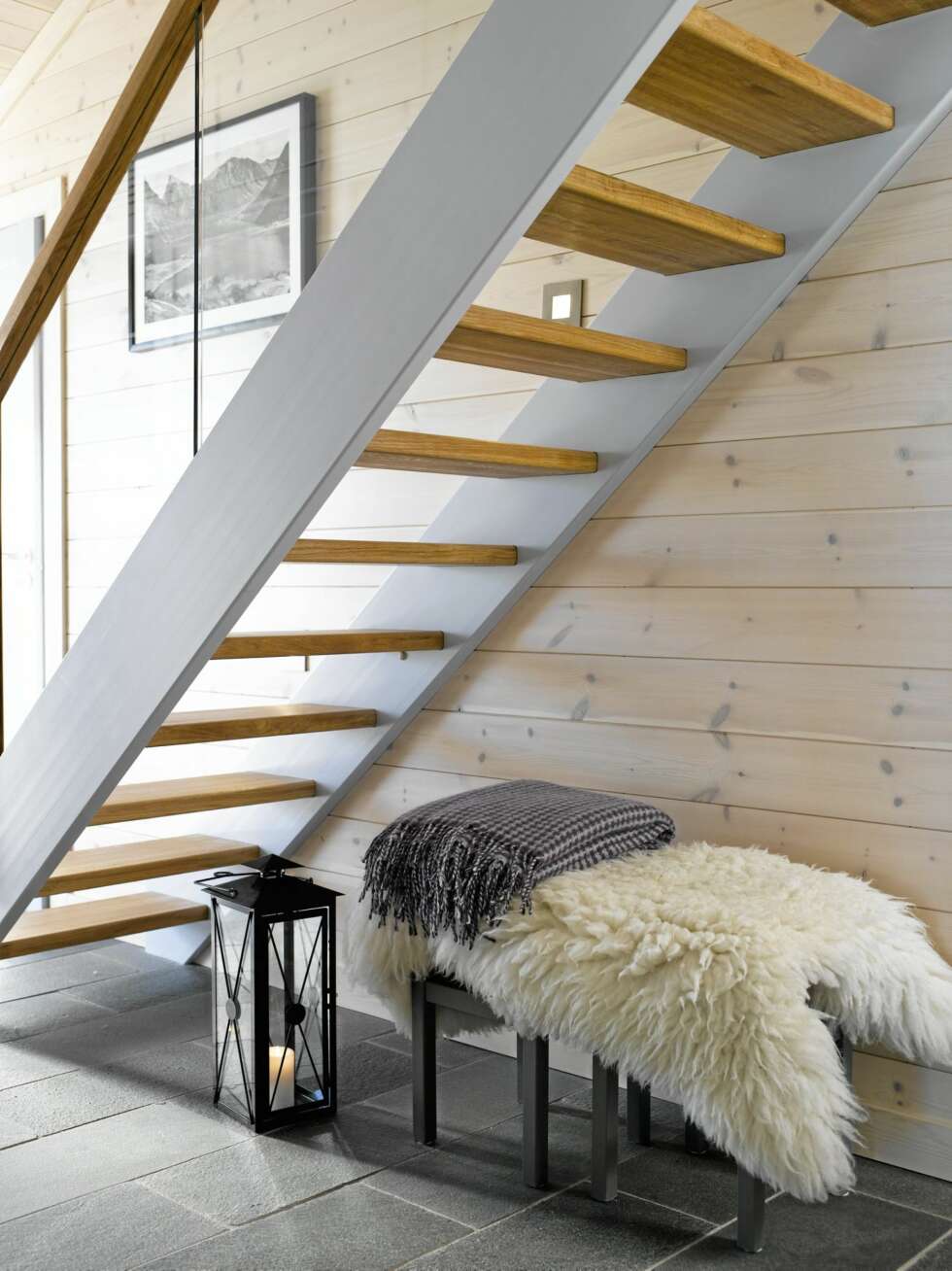 GANG: Altaskifer på ganggulvet sørger for et solid og godt underlag mot våte og harde skisko. Trappen er laget av den samme lokale møbelsnekkeren som lagde bordplaten på kjøkkenet. GANG: Altaskifer på ganggulvet sørger for et solid og godt underlag mot våte og harde skisko. Trappen er laget av den samme lokale møbelsnekkeren som lagde bordplaten på kjøkkenet.