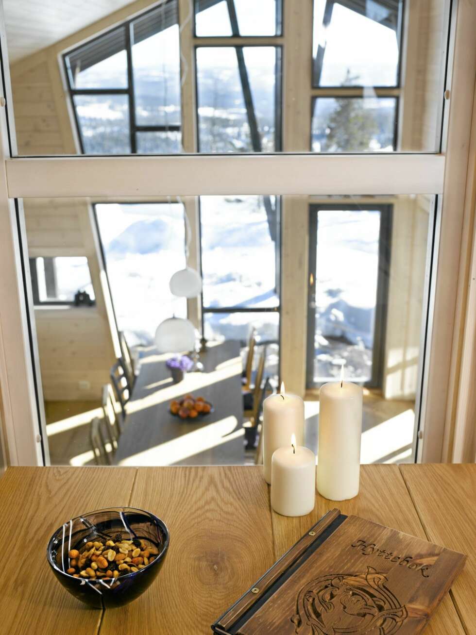OVERBLIKK OG NÆRKONTAKT: Fra oppholdsrommet på hemsen ser man ned til kjøkkenet og ut gjennom de store vinduene. Dette skaper en kontakt og nærhet mellom rommene. OVERBLIKK OG NÆRKONTAKT: Fra oppholdsrommet på hemsen ser man ned til kjøkkenet og ut gjennom de store vinduene. Dette skaper en kontakt og nærhet mellom rommene.