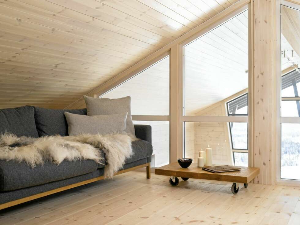 KOSEKROK: På hemsen har familien en koselig TV-stue. Spisebordet nede hadde en klaff til overs som ble til det lille trillebordet. KOSEKROK: På hemsen har familien en koselig TV-stue. Spisebordet nede hadde en klaff til overs som ble til det lille trillebordet.