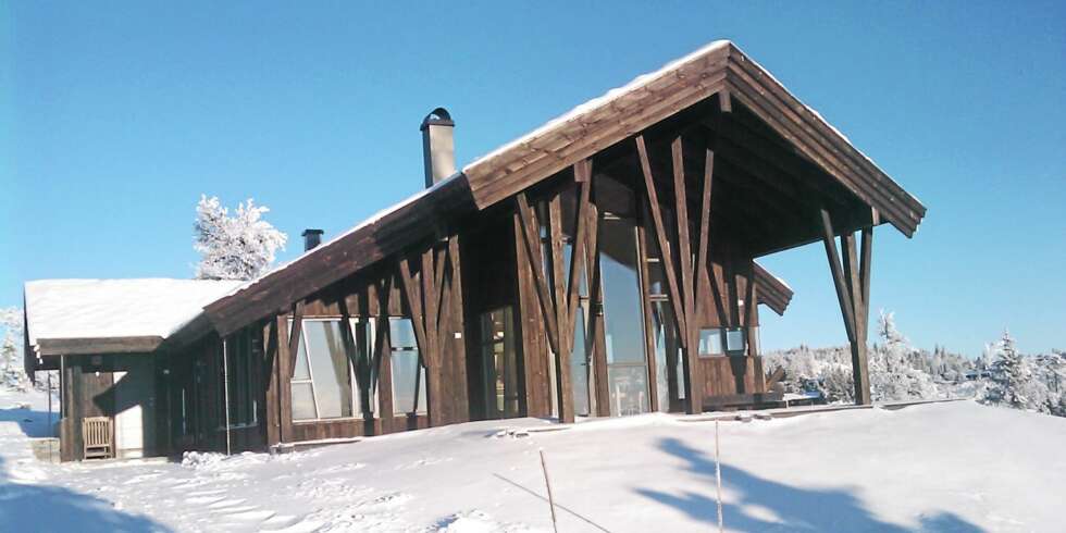SPEKTAKULÆRT: Den arkitekttegnede hytta har et originalt og spennende uttrykk kombinert med tradisjonelle detaljer. SPEKTAKULÆRT: Den arkitekttegnede hytta har et originalt og spennende uttrykk kombinert med tradisjonelle detaljer.