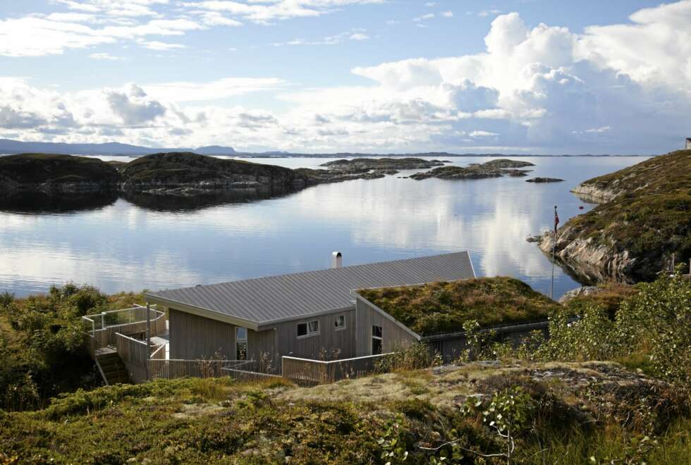 PANORAMA UTSIKT: Fra stuevinduene og terrassen har de en imponerende utsikt mot Sula og Hitra. Her har de sett både ørn og spekkhogger PANORAMA UTSIKT: Fra stuevinduene og terrassen har de en imponerende utsikt mot Sula og Hitra. Her har de sett både ørn og spekkhogger