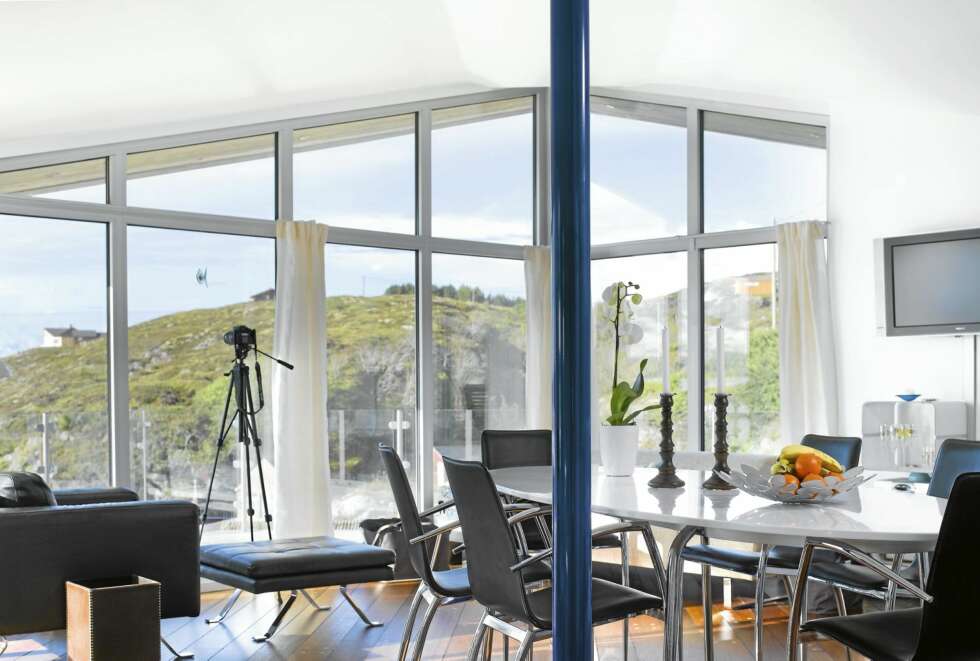 STRAM STIL: Interiøret og møblementet har en stram og moderne stil. Hytteeier Unn-Kristin ønsket et luftig og åpent uttrykk. STRAM STIL: Interiøret og møblementet har en stram og moderne stil. Hytteeier Unn-Kristin ønsket et luftig og åpent uttrykk.