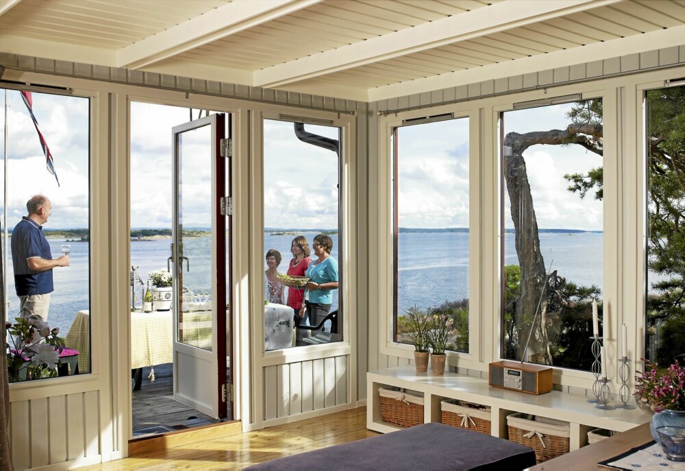 UTSIKT: Fra stua er det en praktfull utsikt utover skjærgården. Nå som vegger og tak er malt i lyse farger, kommer utsikten og naturen utenfor enda tydeligere frem. UTSIKT: Fra stua er det en praktfull utsikt utover skjærgården. Nå som vegger og tak er malt i lyse farger, kommer utsikten og naturen utenfor enda tydeligere frem.