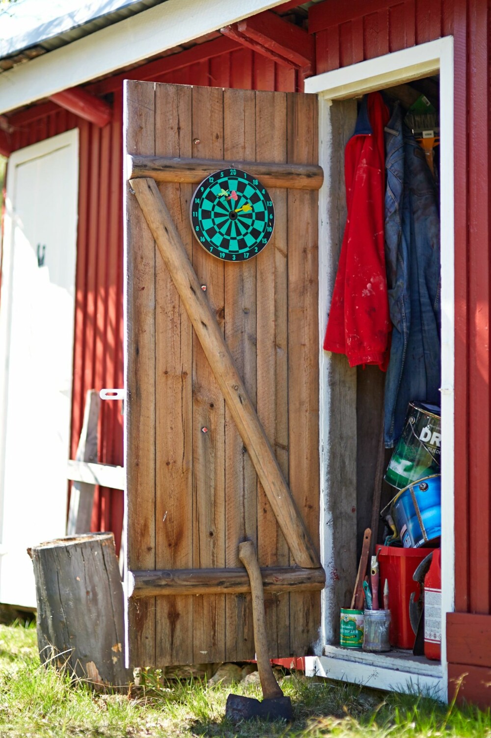Spillkveld: Dartspill hører hjemme på hytta, og har hengt på vedboden i alle år. Spillkveld: Dartspill hører hjemme på hytta, og har hengt på vedboden i alle år.
