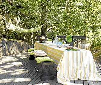 UTEPLASS: På forsiden er det en stor og koselig terrasse. Frodige trær kaster skygge over langbord og benker. UTEPLASS: På forsiden er det en stor og koselig terrasse. Frodige trær kaster skygge over langbord og benker.